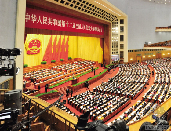 當(dāng)日上午，國務(wù)院總理李克強(qiáng)在會(huì)上做了2016年政府工作報(bào)告。